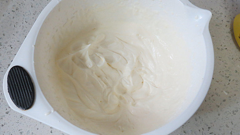 七夕情人节之【心相印乳酪夹心蛋糕卷】,在一个干净的无油无水的容器里倒入淡奶油，加入细砂糖，用电动打蛋器搅打至9分发的状态