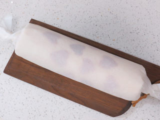 七夕情人节之【心相印乳酪夹心蛋糕卷】,最后用烘焙纸包起来，放冰箱冷藏定型