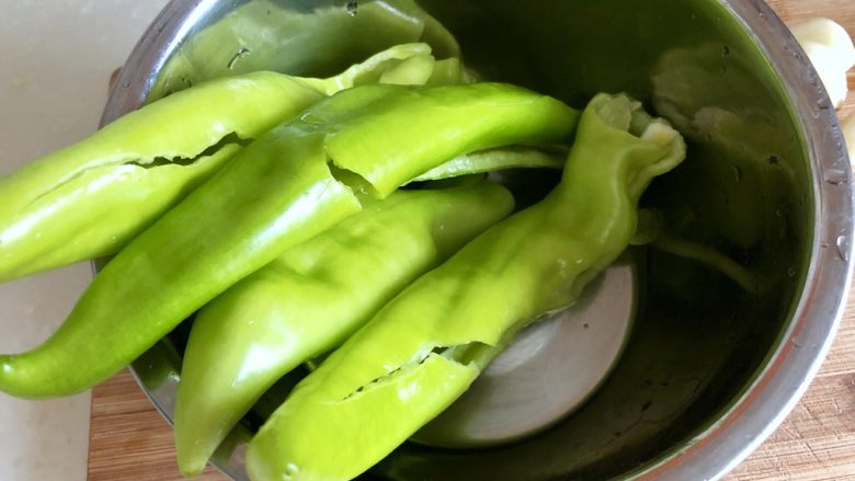 十分钟快手小菜➕蒜蓉虎皮尖椒块块,尖椒去蒂去籽，清洗备用，怕辣的宝宝们可以撕去尖椒内部的筋