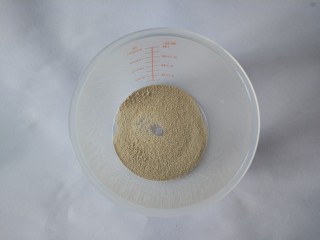 千层饼,发酵粉加入少量温水化开。