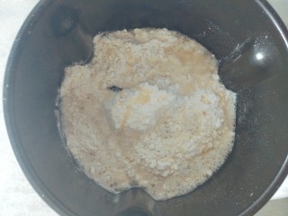 千层饼,面粉加入调匀的发酵粉水，盐5克，温水50克