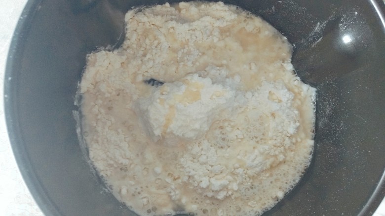 千层饼,面粉加入调匀的发酵粉水，盐5克，温水50克