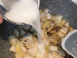 酸辣白菜,最后加入水勾芡淀粉，然后翻炒均匀，出锅