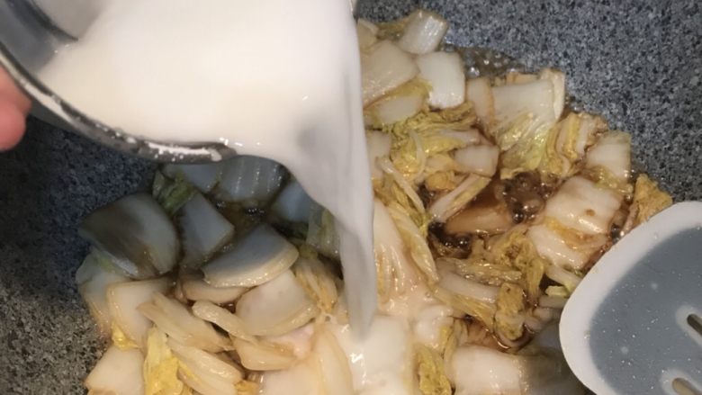 酸辣白菜,最后加入水勾芡淀粉，然后翻炒均匀，出锅