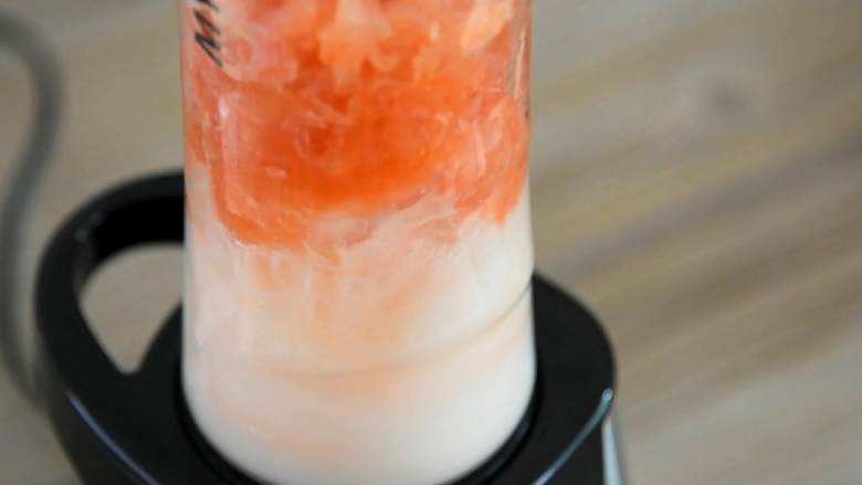 满杯红柚冰冰—简单的教程，不一般的好滋味,加入蜂蜜、冰块，倒入绿茶，打成冰沙。