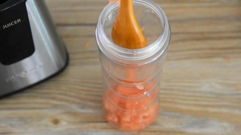 满杯红柚冰冰—简单的教程，不一般的好滋味,取2/3的红柚肉倒入料理机附带的果汁杯中。