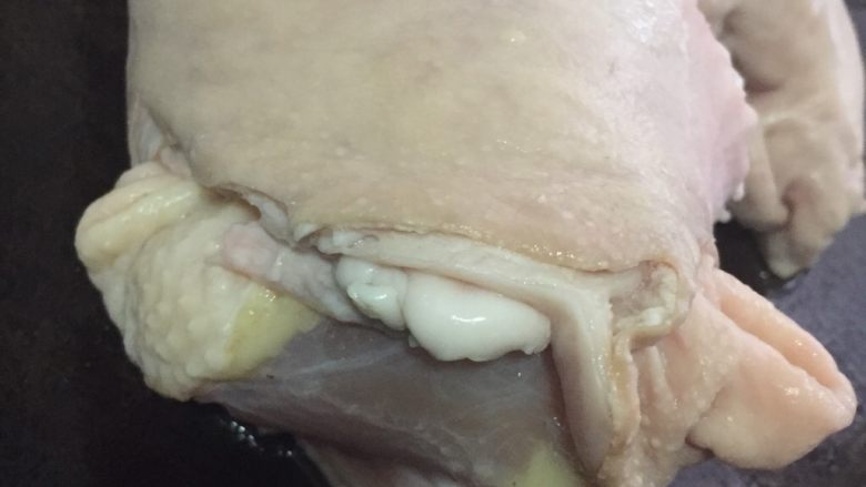 猪肚包鸡,把一个的配料放进猪肚最里面，然后把鸡塞进猪肚里，用牙签封口。