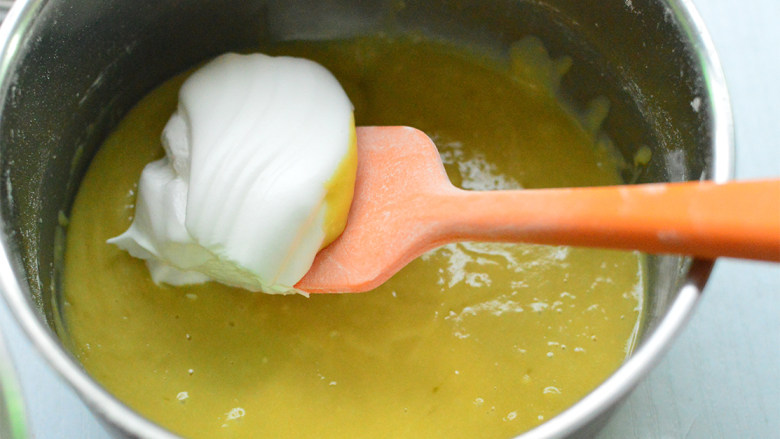 抹茶戚风,将打发好的1/3蛋白加入到蛋黄糊碗里，翻拌均匀，从底部往上翻拌，千万不要画圈搅拌