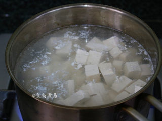 裙带菜大酱豆腐汤,锅里烧开适量水，倒入豆腐焯煮片刻，去除豆腥味。