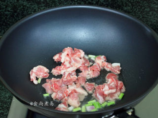 裙带菜大酱豆腐汤,烧热炒锅，倒入食用油，将瘦肉和葱梗煸炒出香味。