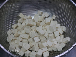 裙带菜大酱豆腐汤,捞起用凉水冲一遍，沥干待用。