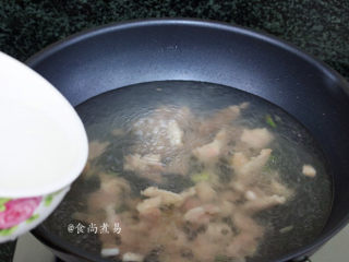 裙带菜大酱豆腐汤,倒入600毫升清水，大火煮开。