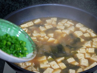 裙带菜大酱豆腐汤,撒下葱花，拌匀即可舀起食用。