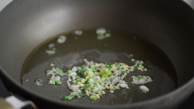鱼香茭白,锅里烧热油，爆香葱姜蒜末