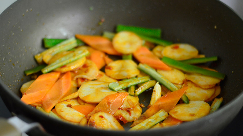 鱼香茭白,接着放入青椒和胡萝卜，翻炒至断生