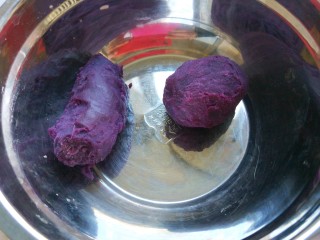 新文美食  紫薯糕,紫薯煮熟去皮。