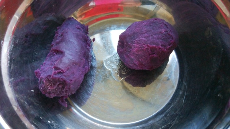 新文美食  紫薯糕,<a style='color:red;display:inline-block;' href='/shicai/ 2643'>紫薯</a>煮熟去皮。