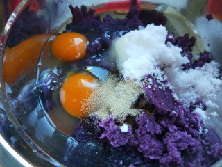 新文美食  紫薯糕,加入2个鸡蛋。2勺白糖。1克酵母，在加入一盒牛奶调成糊。