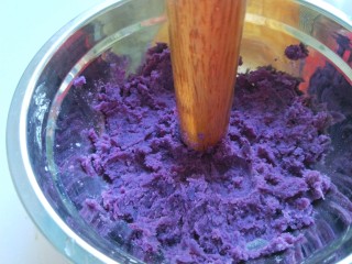 新文美食  紫薯糕,用擀面杖压成泥。