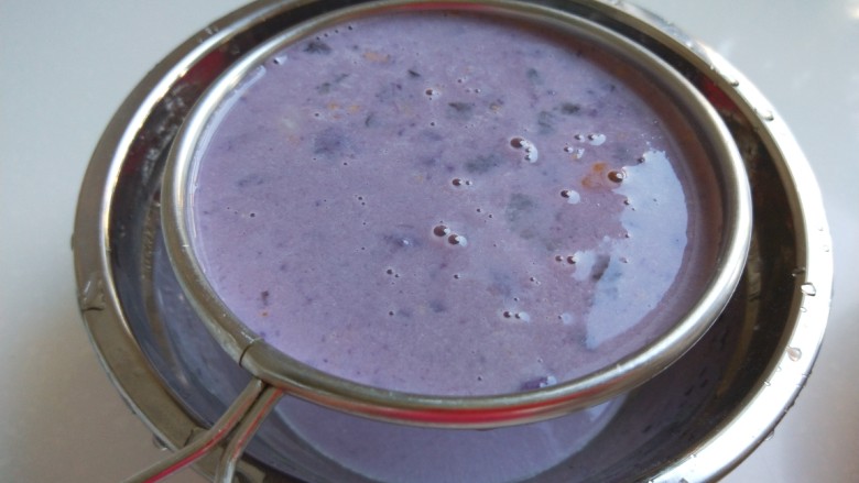 新文美食  紫薯糕,在用漏勺过滤。