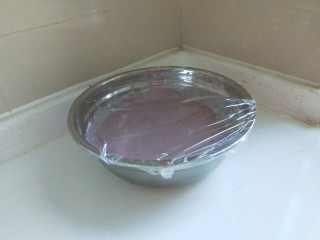 新文美食  紫薯糕,盖上保鲜膜等着发起。