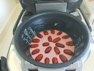 新文美食  紫薯糕,电饭锅刷一层花生油，倒面糊，摆放一层红枣。