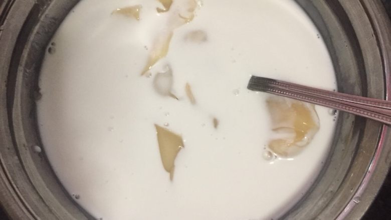 红豆椰汁冻糕,把炼奶，椰汁倒入器皿，搅拌均匀