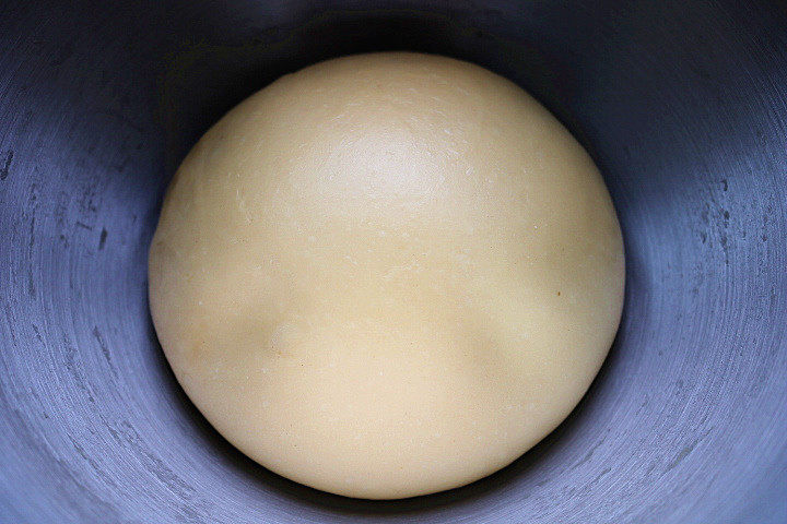 巧饽饽,盖保鲜膜室温发酵半个小时。