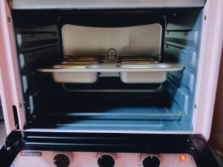 #营养美食#沙拉火腿早餐包,入烤箱启动发酵功能进行二次发酵，如果烤箱没有发酵功能的话，天冷可以将烤箱里放一碗开水。