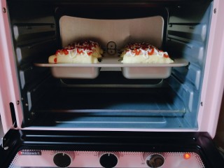 #营养美食#沙拉火腿早餐包,再次入烤箱中层，180度烤18-20分钟，注意观察颜色，必要时覆盖一张锡纸。(具体温度要根据自家的烤箱另定。)