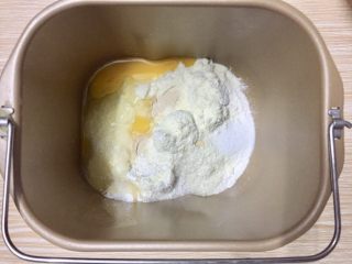 5％冷藏基础发酵牛奶面包,除黄油以外的所有食材混合揉成面团
