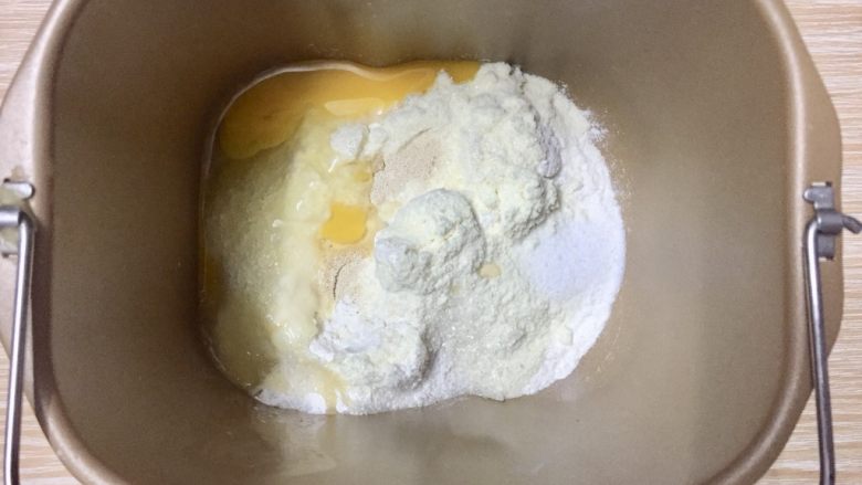 5％冷藏基础发酵牛奶面包,除<a style='color:red;display:inline-block;' href='/shicai/ 887'>黄油</a>以外的所有食材混合揉成面团
