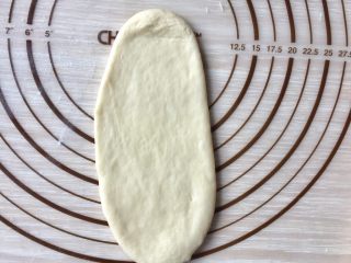 5％冷藏基础发酵牛奶面包,取其中一个用擀面杖擀开成椭圆形

