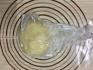 5％冷藏基础发酵牛奶面包,面团装入厚实一些的保鲜袋后放入冰箱冷藏10-12小时
