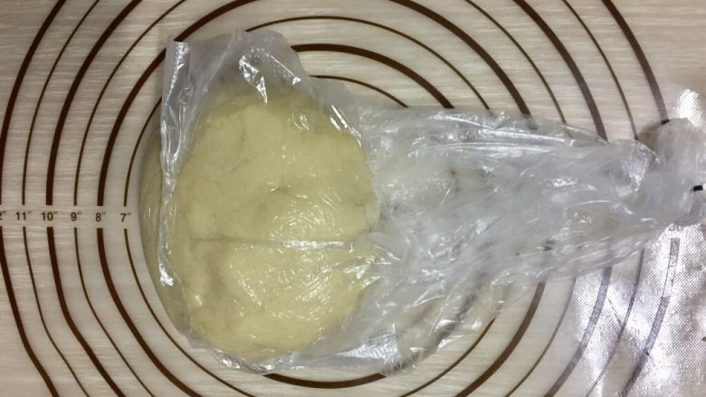 5％冷藏基础发酵牛奶面包,面团装入厚实一些的保鲜袋后放入冰箱冷藏10-12小时
