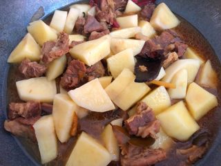 土豆炖牛腩,放入土豆翻炒均匀，大火煮12分钟至土豆熟软