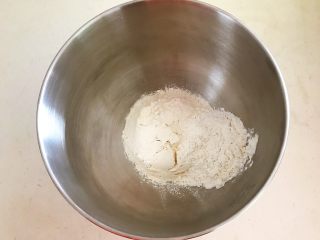 超香软排包,在大碗里加入高筋面粉和低筋面粉