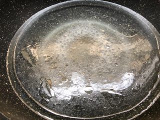 蚝汁鲍鱼,锅里放入1000ml水烧开，放入1勺油，1勺盐，少许白糖搅拌均匀