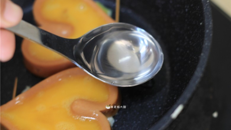 爱心火腿煎蛋,当蛋黄液微微凝固，在平底锅内倒一勺清水