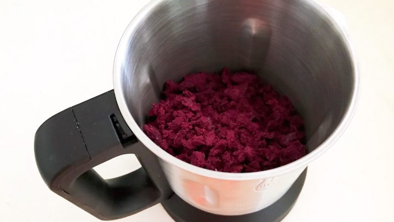 自制紫薯粉,把干爽的紫薯放入干打杯里