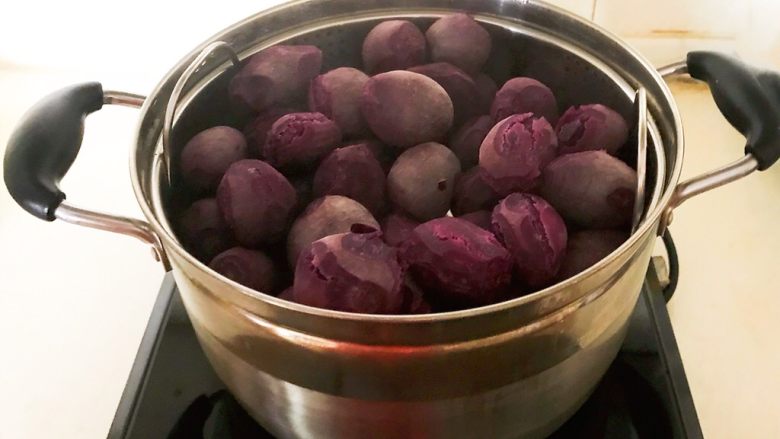 自制紫薯粉,紫薯蒸熟了