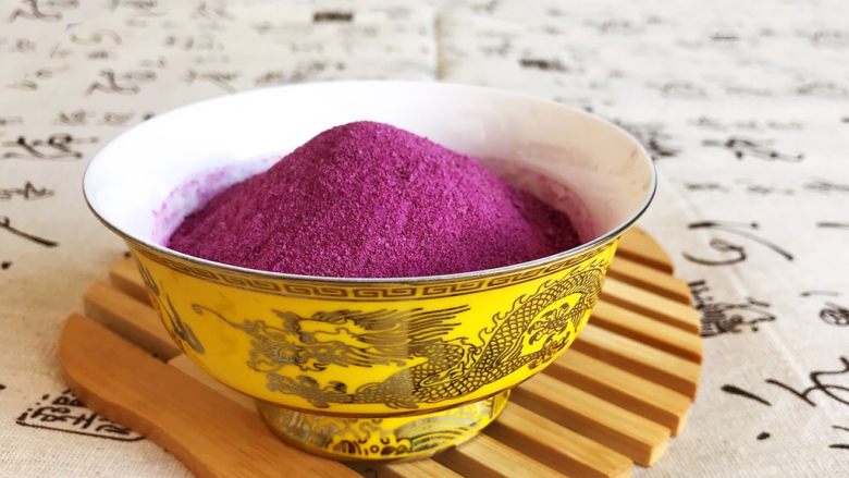 自制紫薯粉,紫薯粉用途非常广泛，做烘焙，做面点等都可以，尤其是给宝宝做辅食，色彩艳丽，宝宝会非常喜欢的~