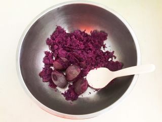 自制紫薯粉,把紫薯趁热压碎