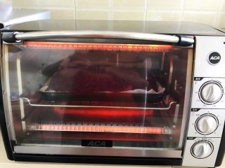 自制紫薯粉,把烤盘放入烤箱，上下火170W，烤制40分钟