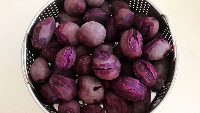 自制紫薯粉,把紫薯取出来，晾至温热