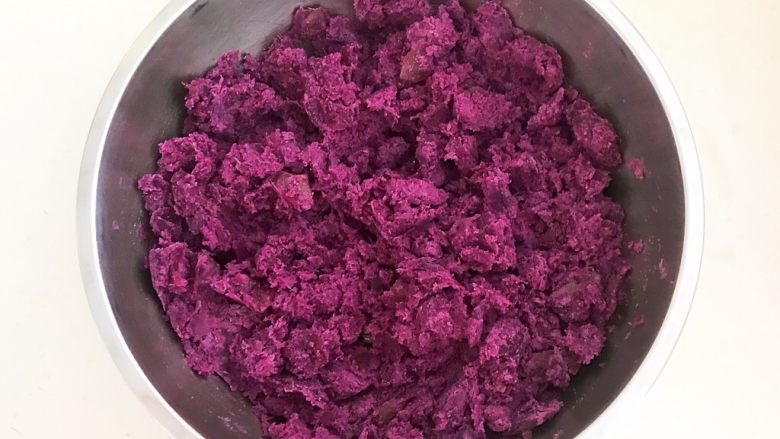 自制紫薯粉,尽量把紫薯泥压得碎一点