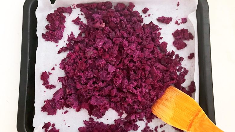 自制紫薯粉,给紫薯泥翻面