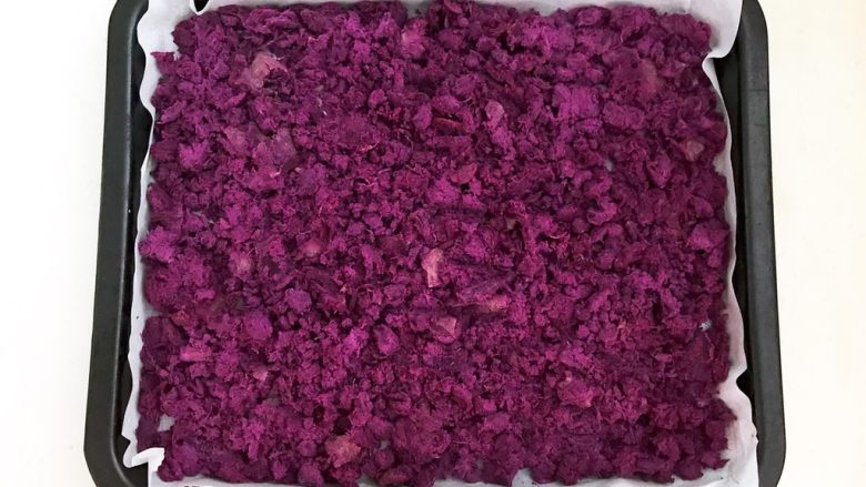 自制紫薯粉,把紫薯泥放入烤盘