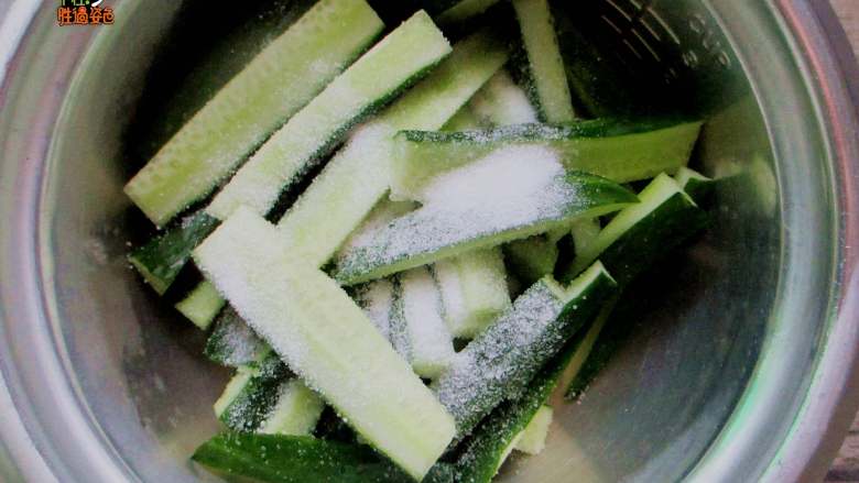 腌酱黄瓜,在切好的黄瓜上撒上2勺盐，翻拌均匀，腌制5-6小时杀一下黄瓜自身的水分。