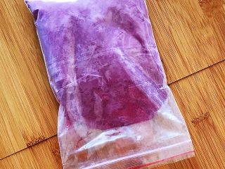 自制紫薯粉,紫薯粉成品400克，把紫薯粉放入密封袋里保存~